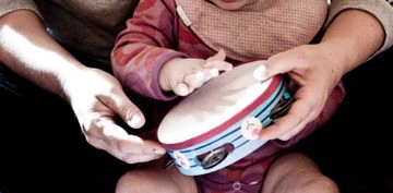 Baby og tamburin