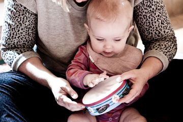 Baby spiller på tamburin