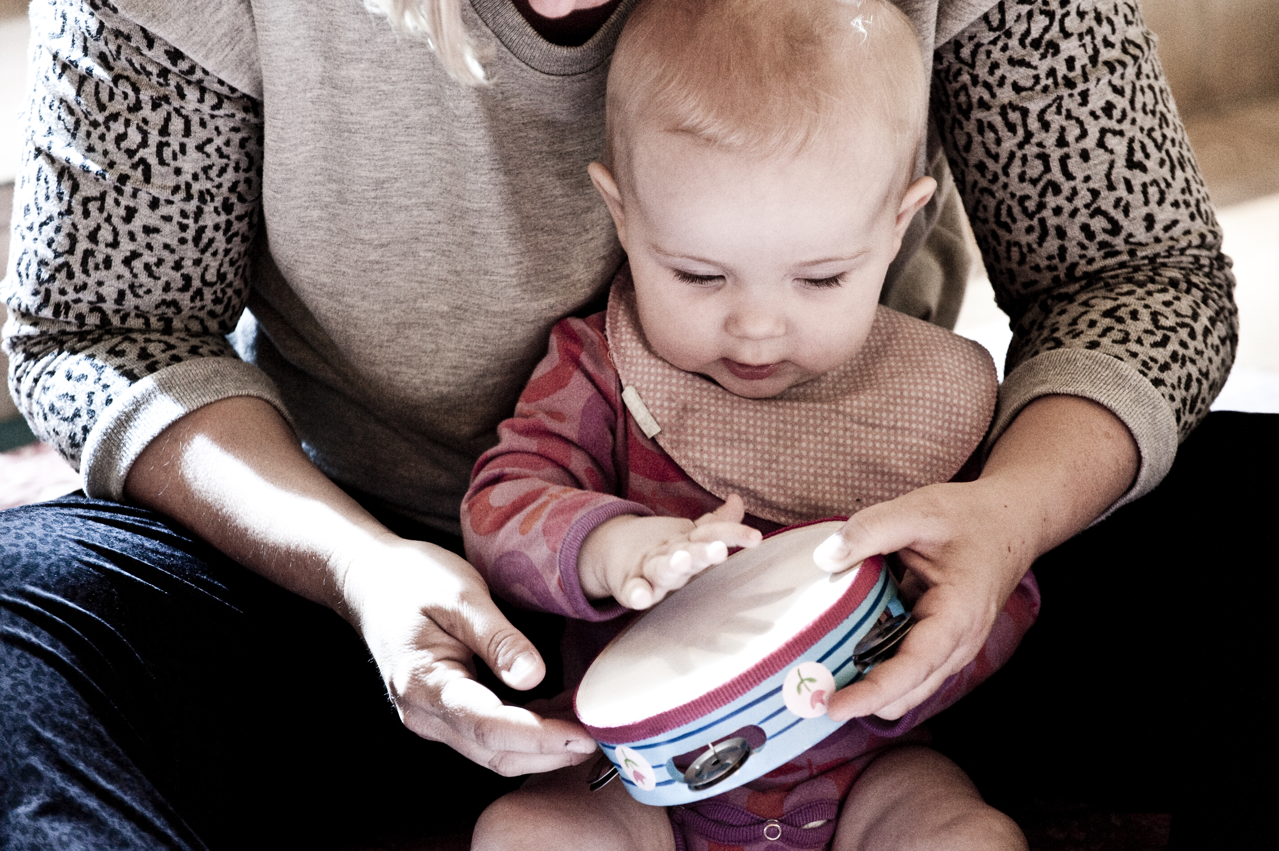 Baby med tamburin